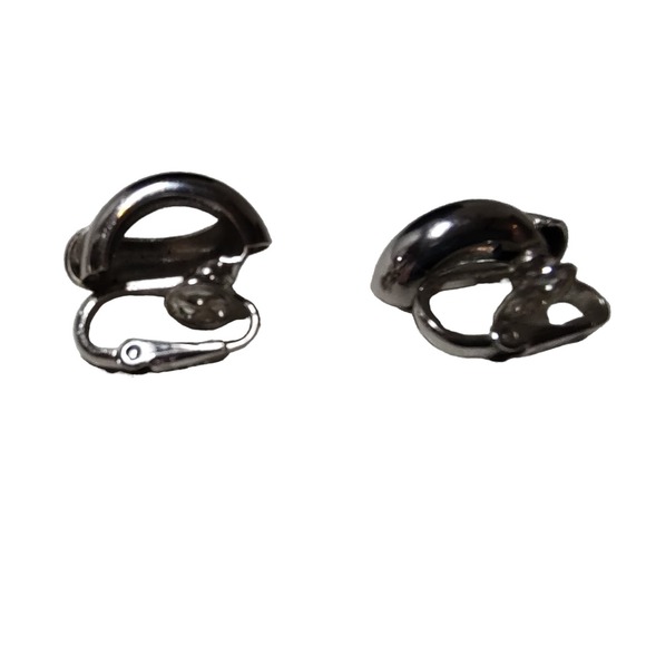 Vintage Trifari Clip On Earrings Silver Tone Circa 1950s .75 In‎ - Picture 3 of 8